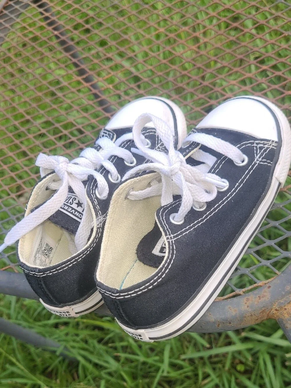 Converse Kids Black & White Low Top Sneakers Size 9